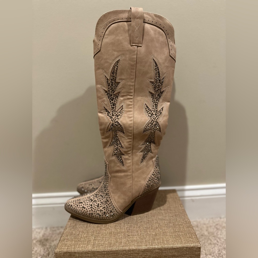 Western Boots Womens Size 7M with crystals Ivory Pull On Heeled